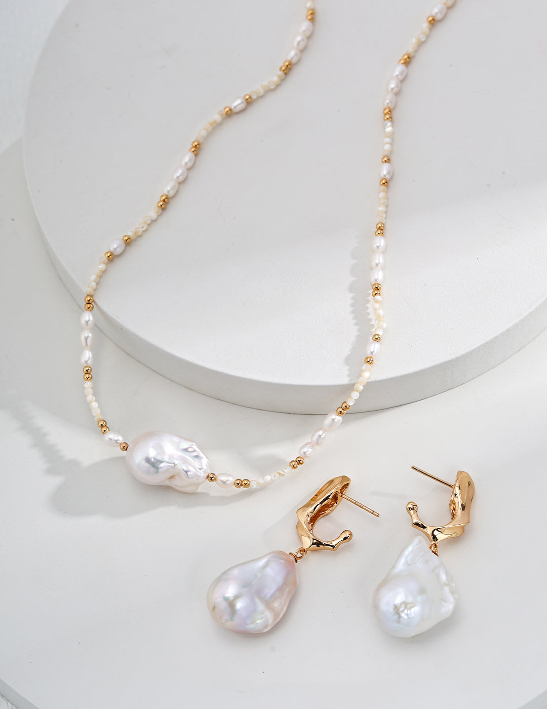 925 sterling silver necklace with natural pearl and mother of pearl detail, a soft single-strand daytime piece
