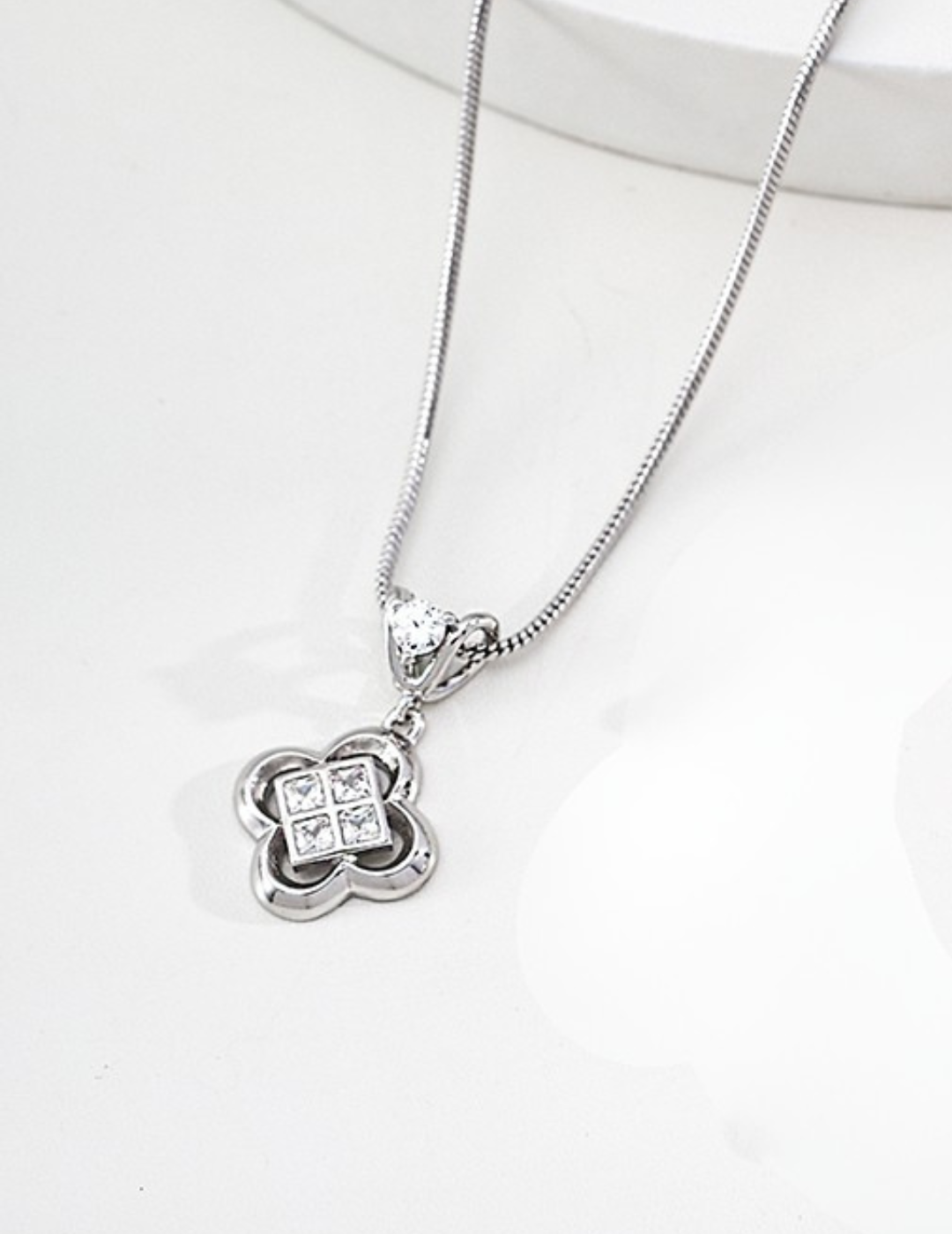 925 sterling silver clover pendant necklace worn showing pendant proportion