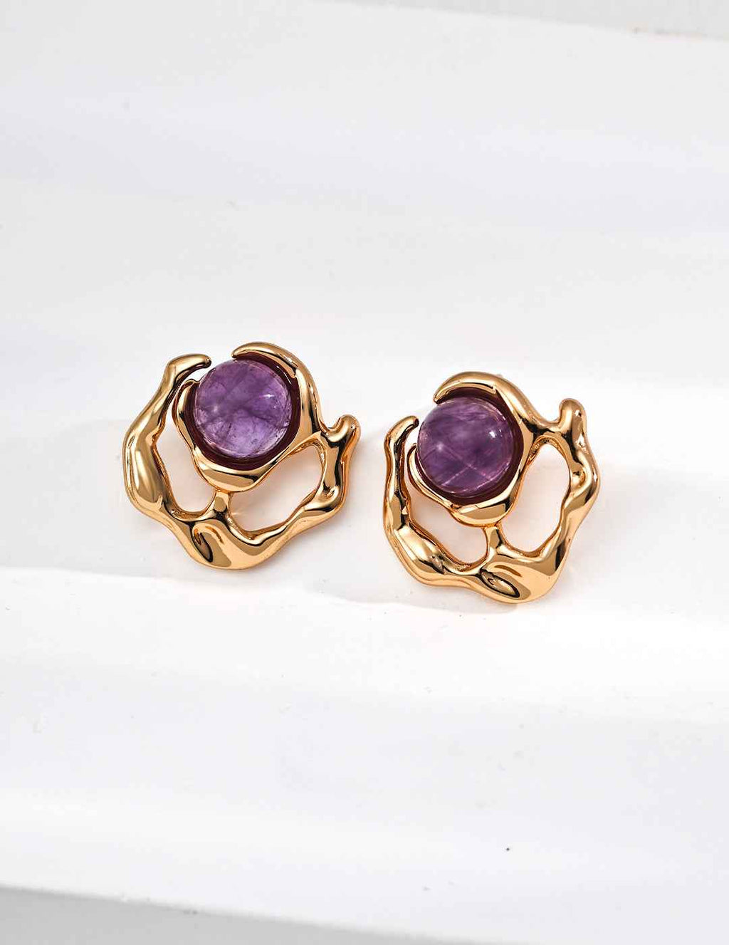 925 sterling silver stud earrings with amethyst stone in organic irregular frame, vintage gold tone, approx. 2 cm