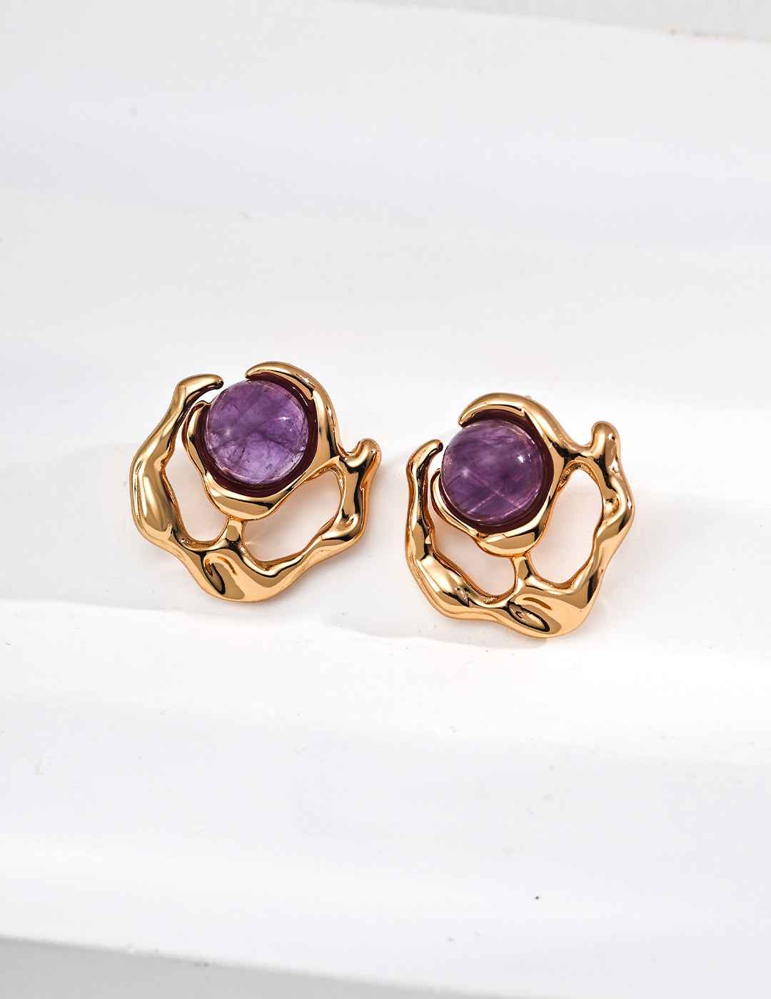 925 sterling silver stud earrings with amethyst stone in organic irregular frame, vintage gold tone, approx. 2 cm