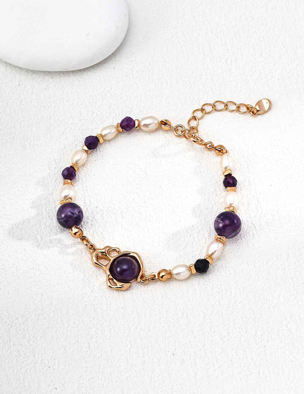 925 sterling silver bracelet with amethyst stones and natural pearl accents in alternating arrangement