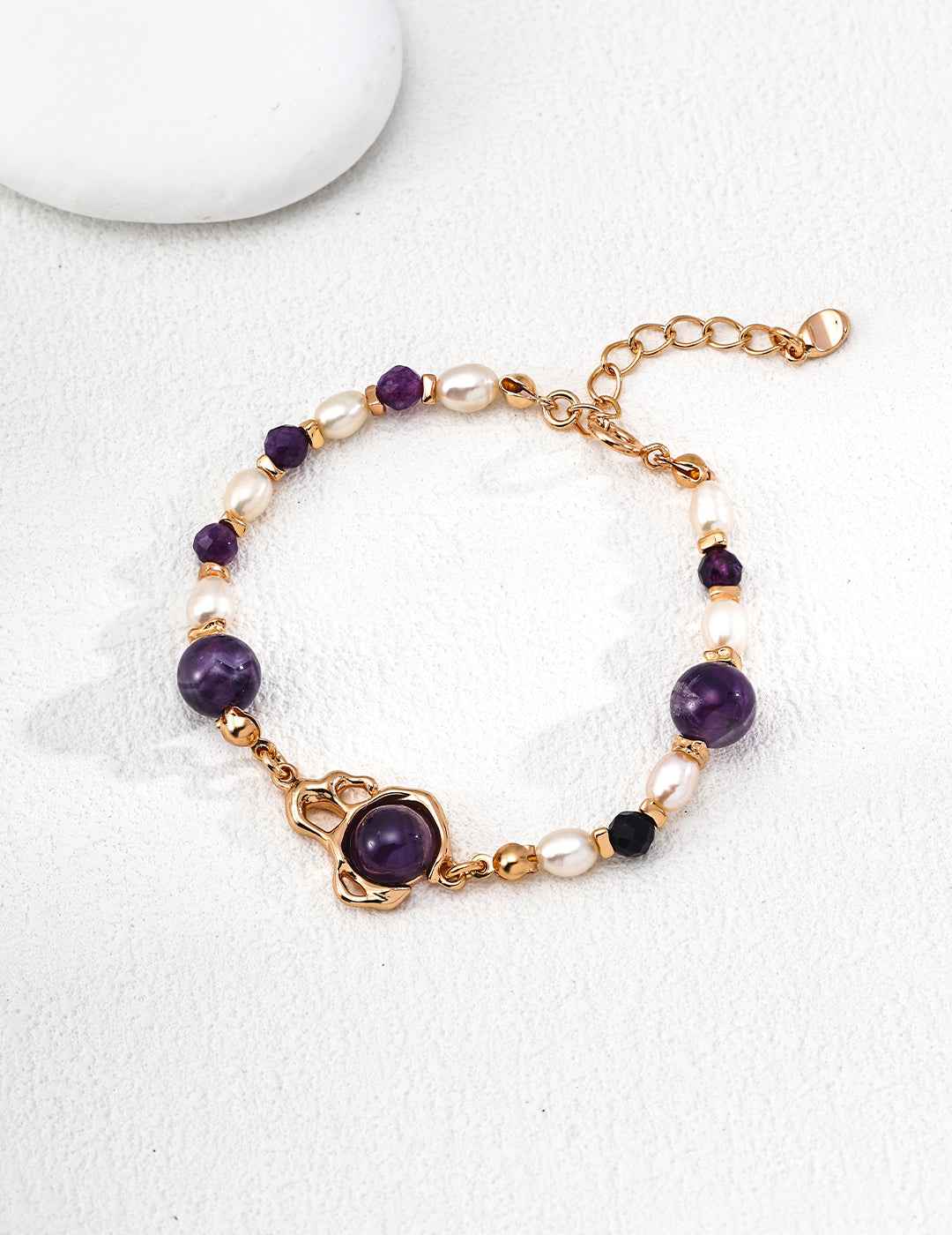 925 sterling silver bracelet with amethyst stones and natural pearl accents in alternating arrangement