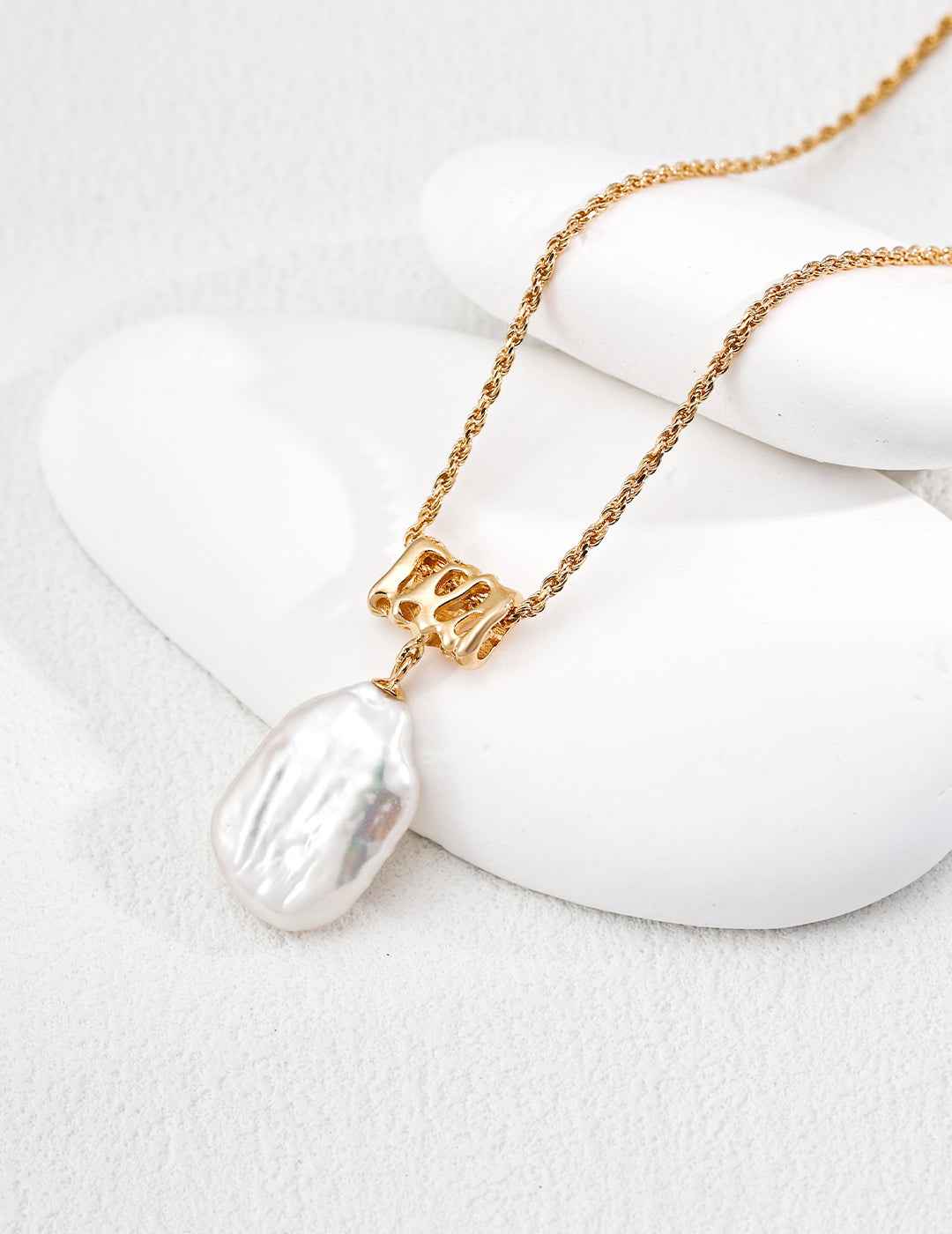 925 sterling silver necklace with natural baroque pearl pendant, approx. 3 cm, 45 cm chain