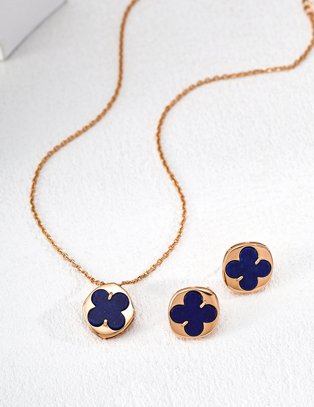 925 sterling silver four-leaf clover pendant necklace with lapis lazuli inlay, gold-tone frame, approx. 1.5 cm