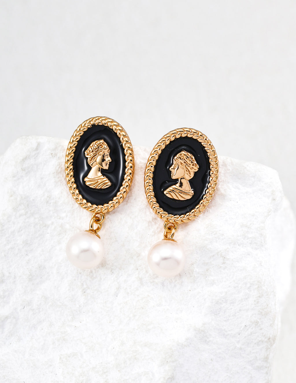 925 sterling silver drop earrings with black enamel oval, gold-tone frame, and natural pearl drop, approx. 2.5 cm