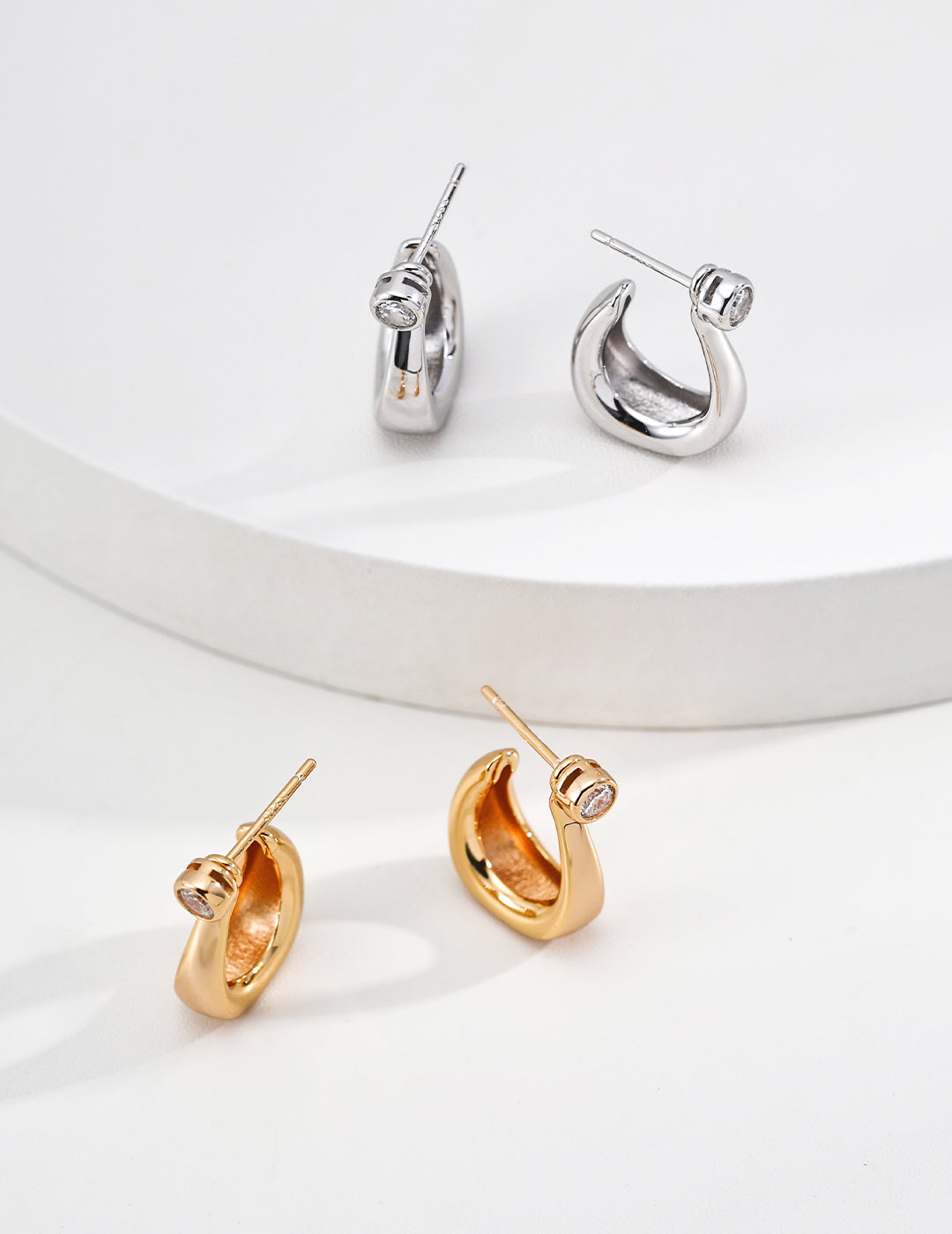 925 sterling silver curved hoop earrings with cubic zirconia accent, vintage gold tone, approx. 1.5 cm