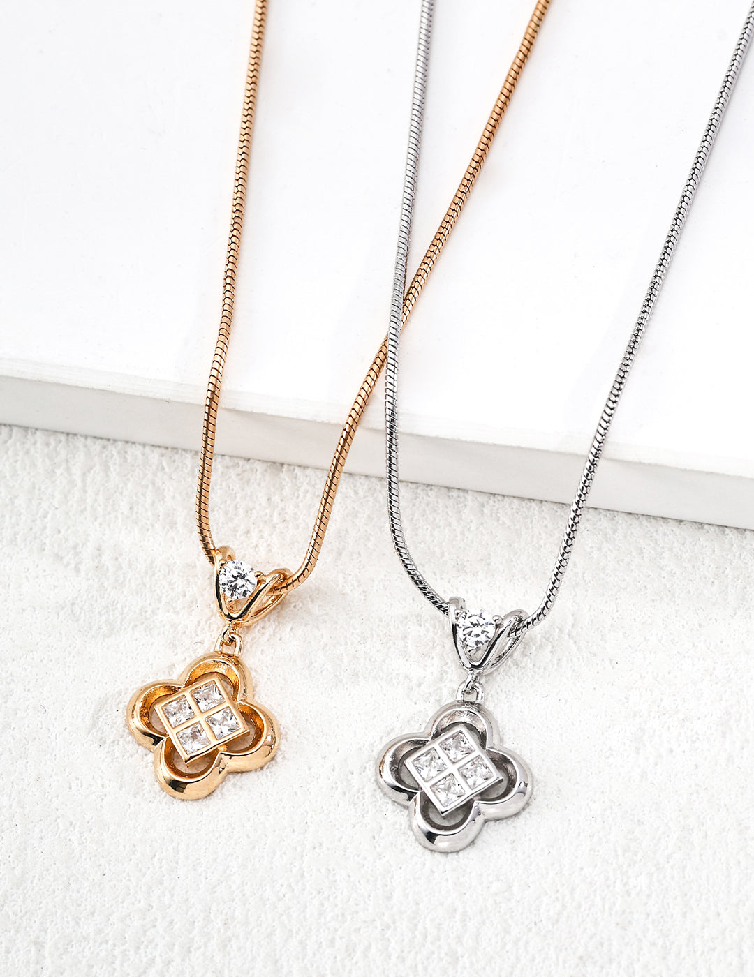 925 sterling silver clover-shaped pendant necklace with zircon stones, vintage gold tone, approx. 2 cm pendant