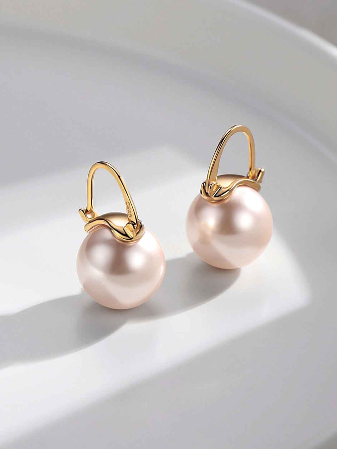 925 sterling silver drop earrings with large round pearl, vintage gold-tone hook setting, approx. 23 mm height