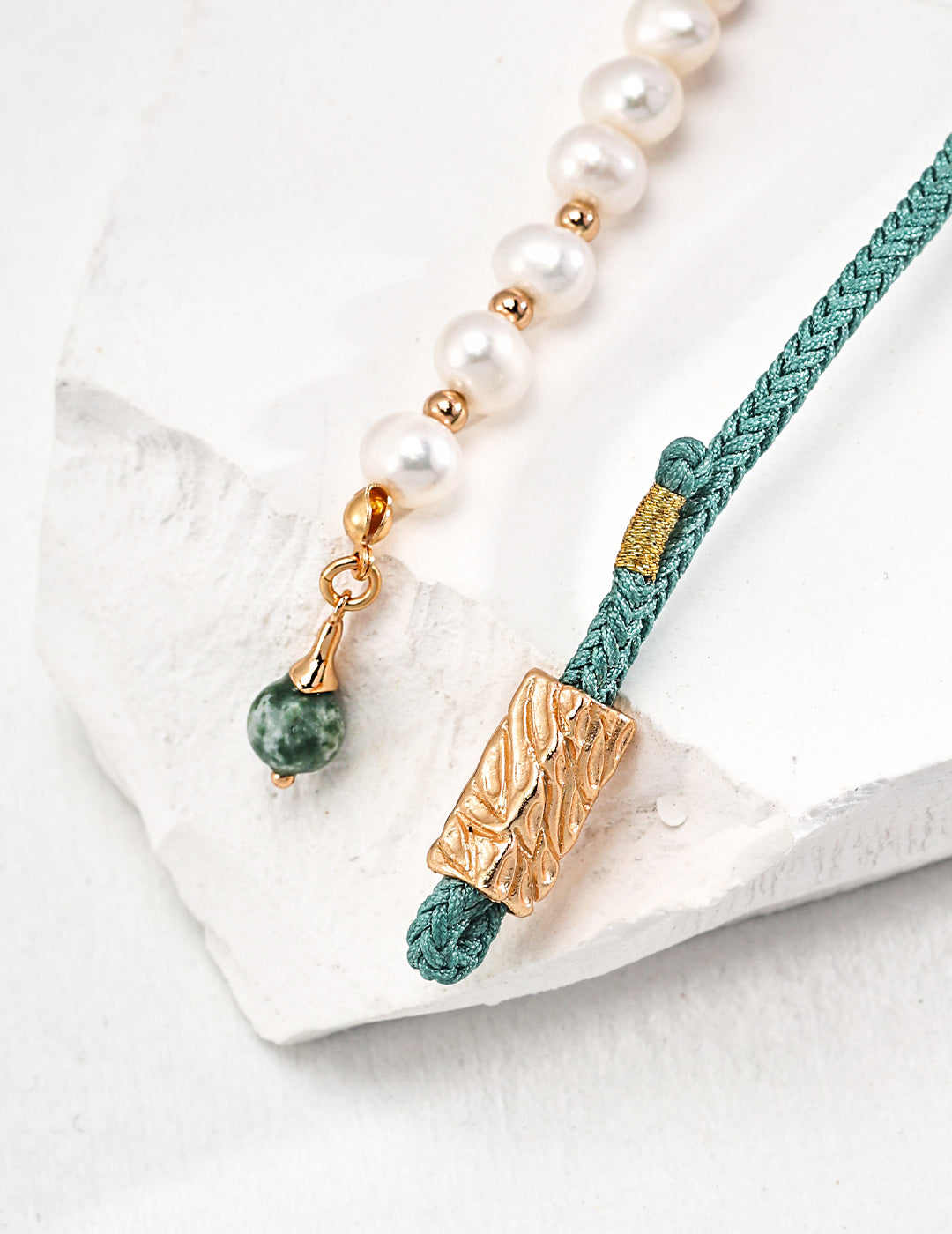 925 Sterling Silver Pearl, 随形碧玉 and 秋香绿绳 Bracelet, scale and styling view