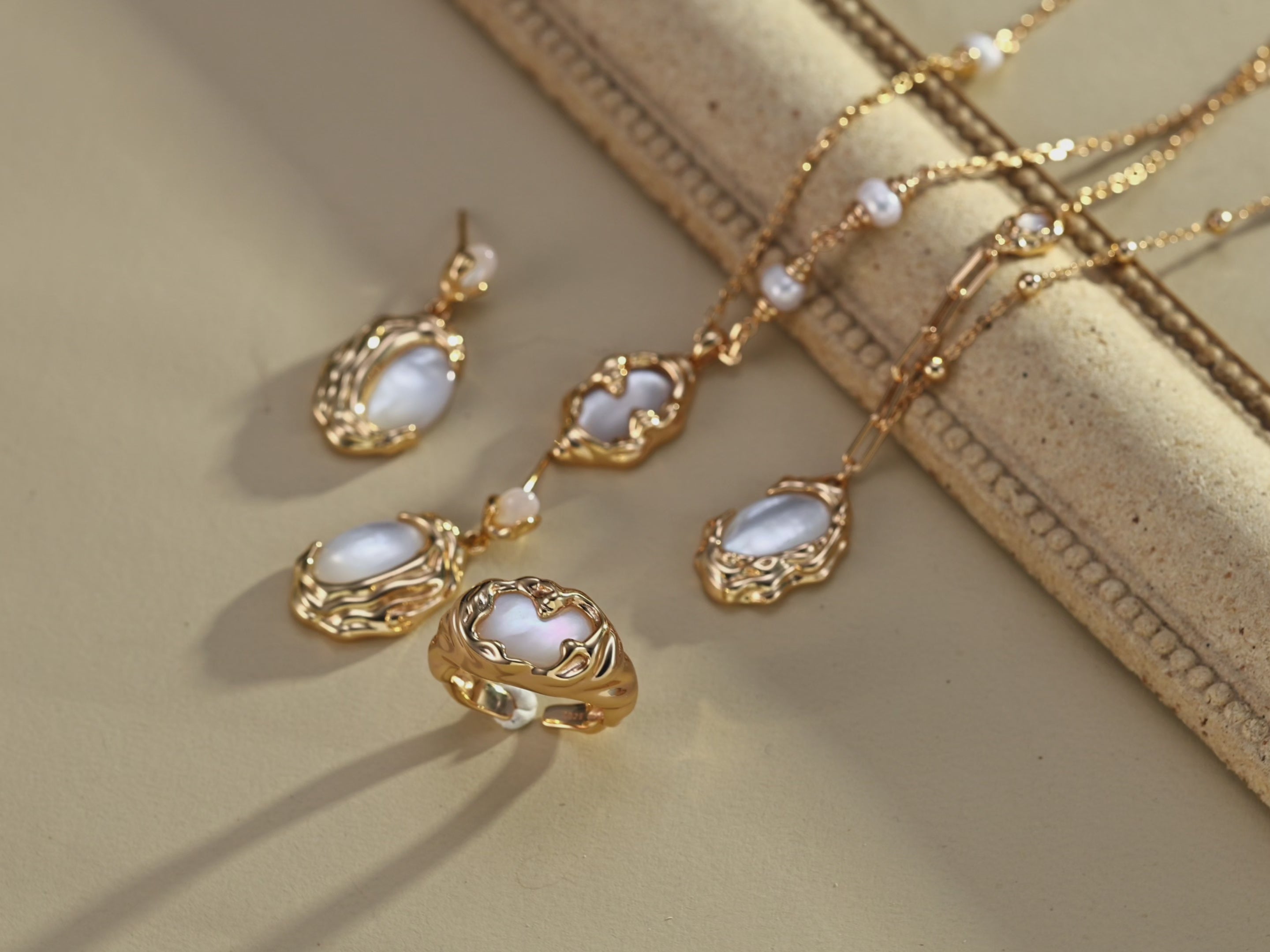 925 Sterling Silver Pearl and Mother of Pearl Fluid Pendant Necklace
