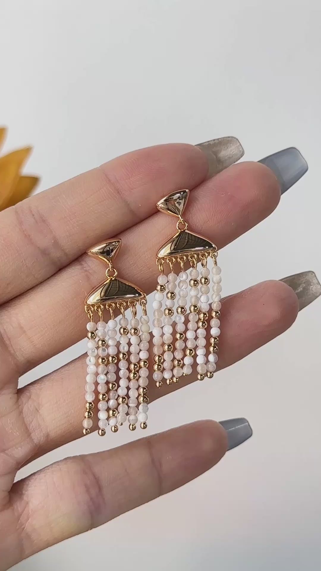 925 Sterling Silver Silver-Lip Shell Earrings product video E01079_影片_1