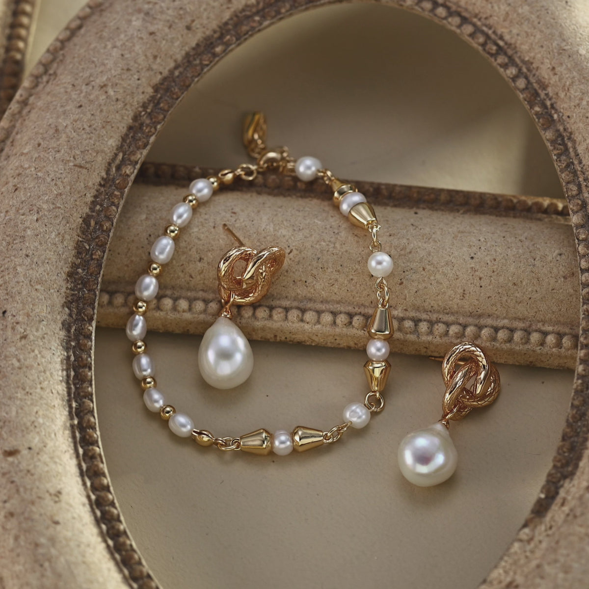 925 Sterling Silver Vintage Natural Natural Baroque Pearl Earrings product video E01300-2_影片_1