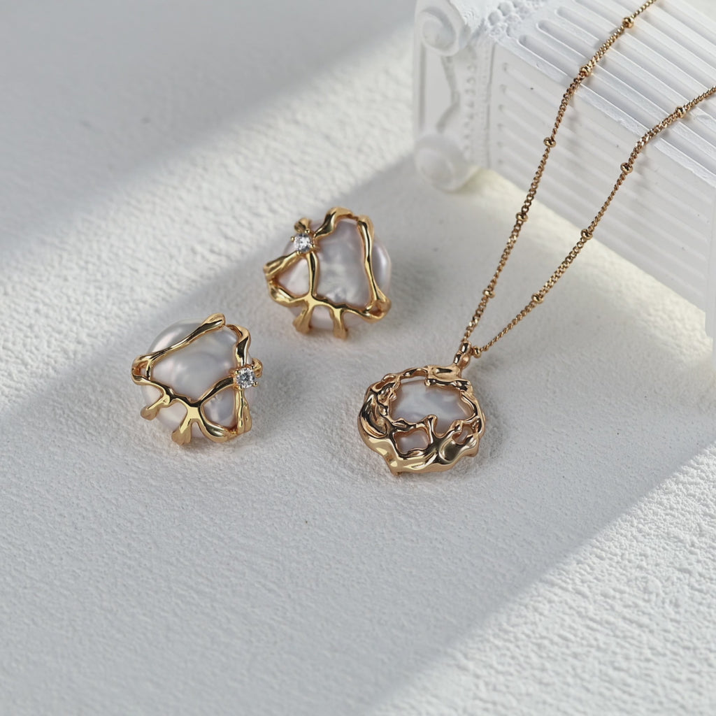 925 Sterling Silver Freshwater Pearl and Cubic Zirconia Earrings product video E01295-2_影片_1