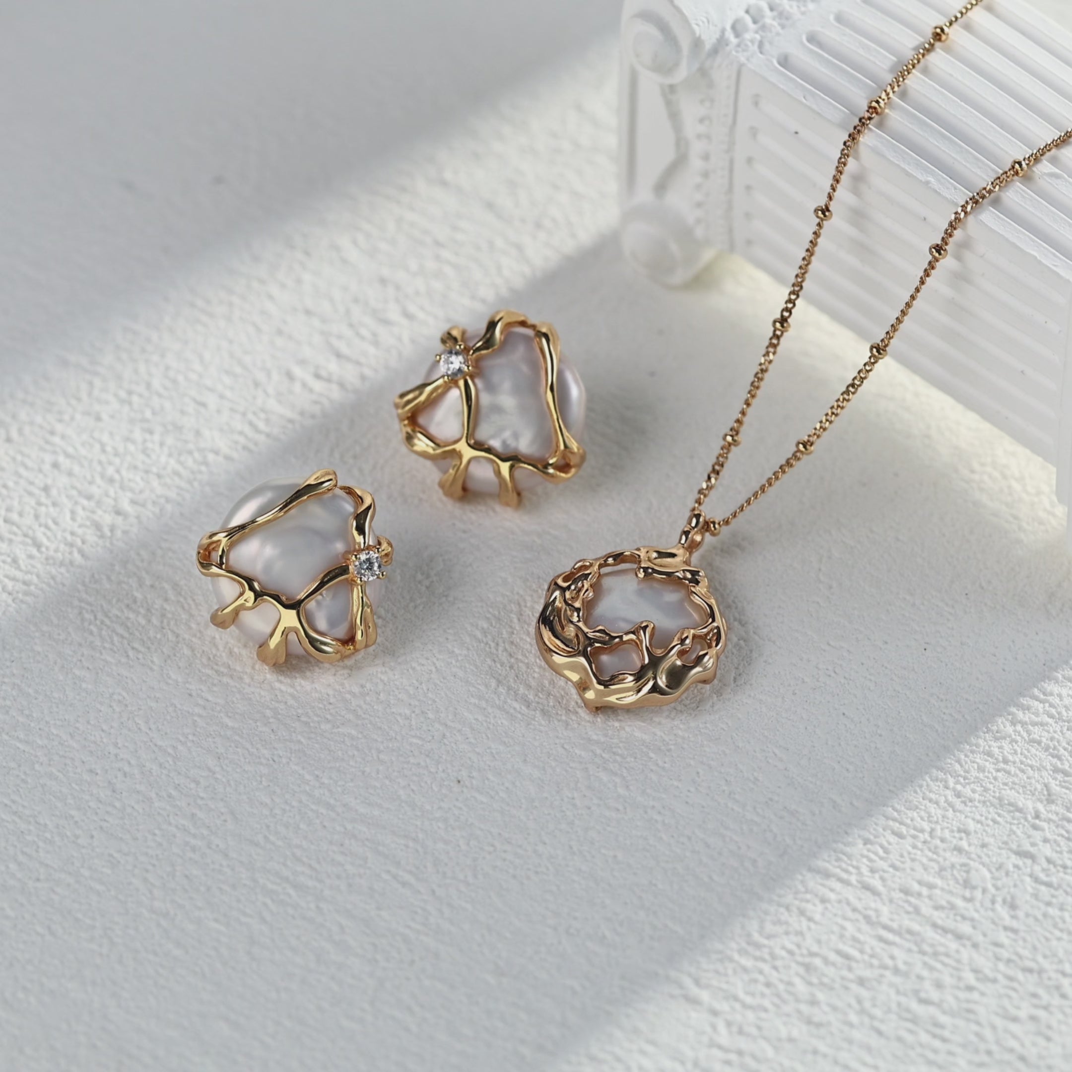925 Sterling Silver Freshwater Pearl and Cubic Zirconia Earrings product video E01295-2_影片_1