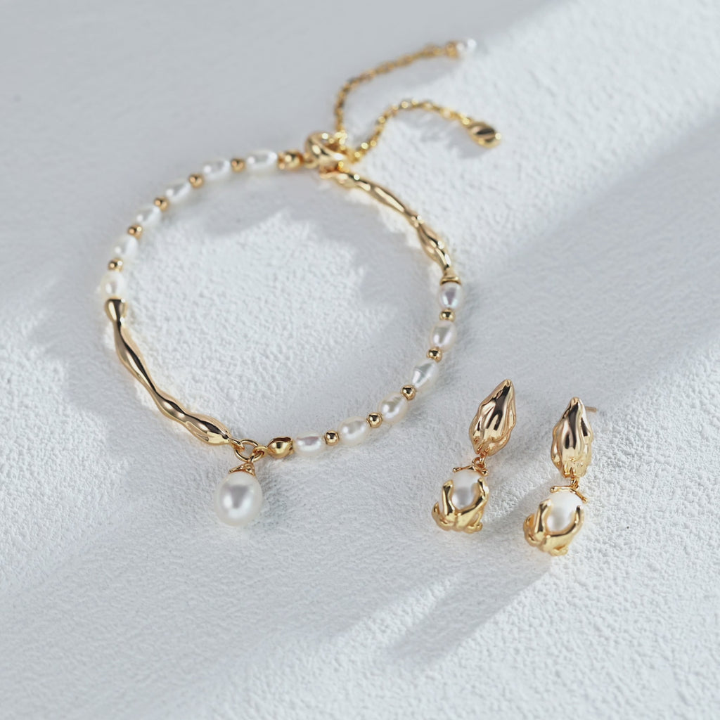 925 Sterling Silver Fluid Freshwater Pearl Earrings product video E01293_影片_1