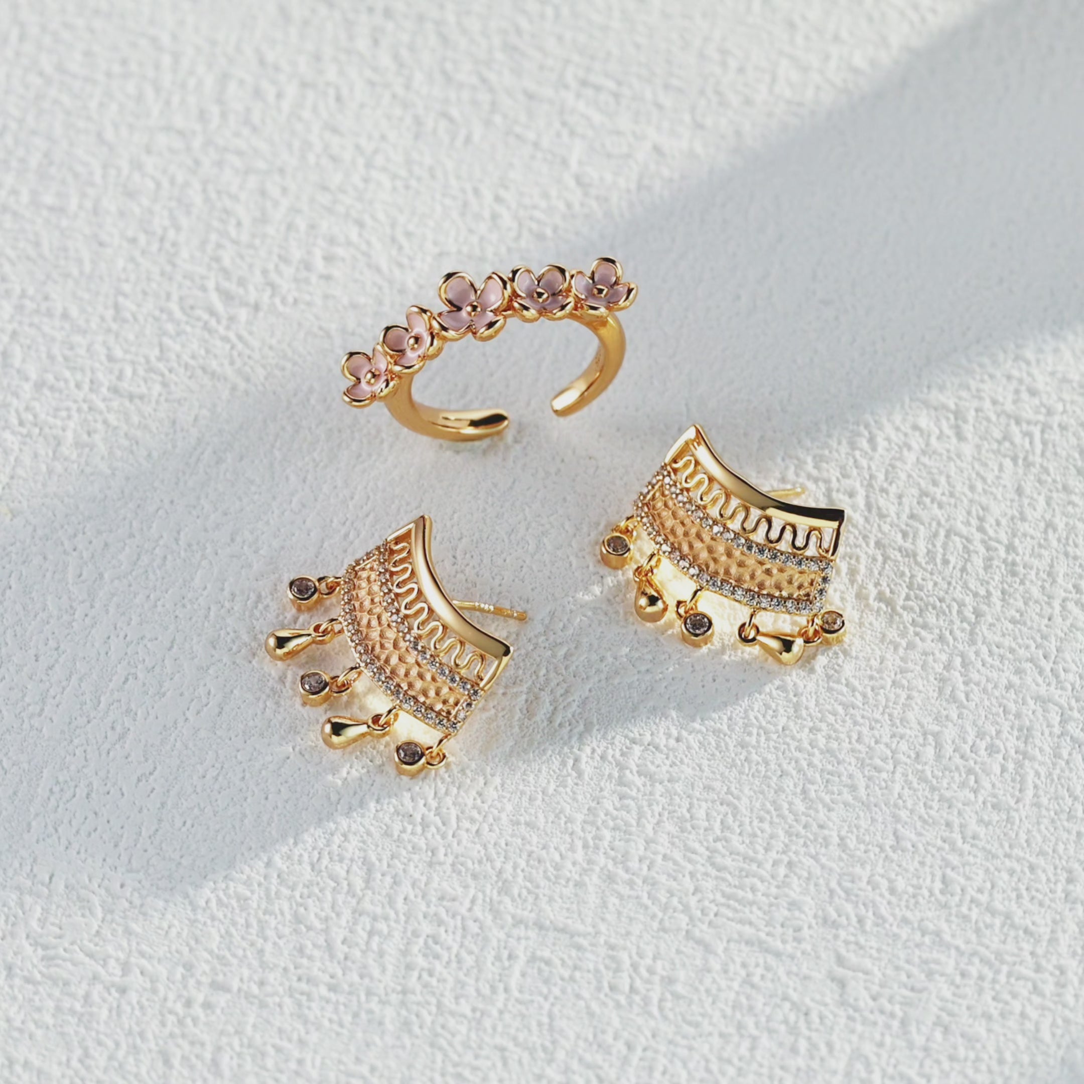925 Sterling Silver Vintage Cubic Zirconia Earrings product video E01280-2_影片_1